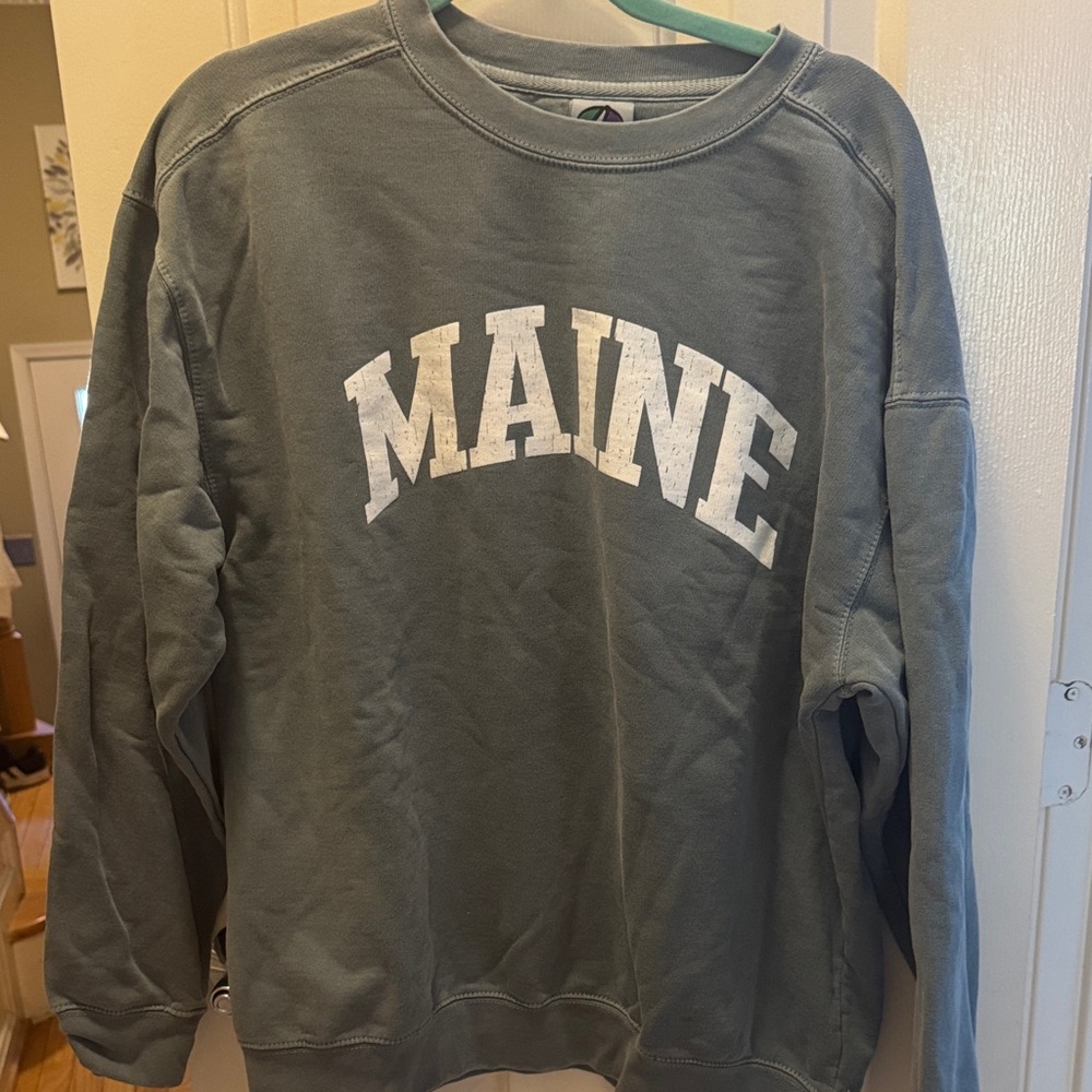 Maine unisex sweatshirt. Size Medium